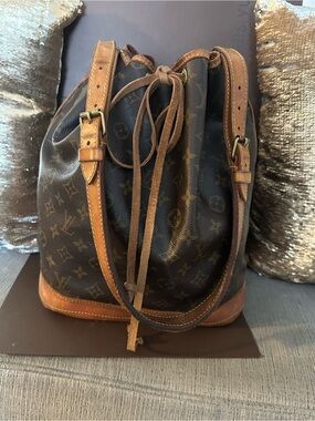 Extra pictures for the Louis Vuitton bucket